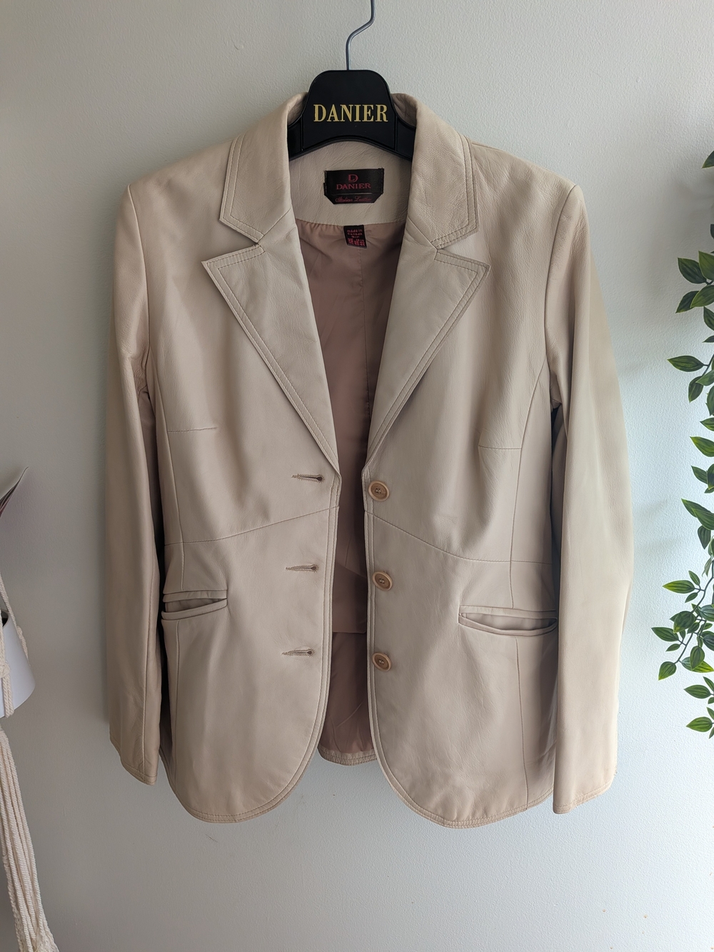 Danier Vintage Women's Cream Italian  Genuine Leather Blazer Jacket